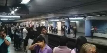 Hombre presuntamente se arroja a las vías del Metro de la Ciudad de México