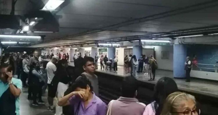 Hombre presuntamente se arroja a las vías del Metro de la Ciudad de México