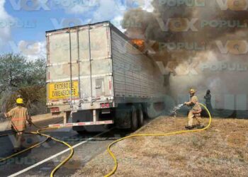 Incendio de tráiler moviliza a bomberos en Altamira, Tamaulipas
