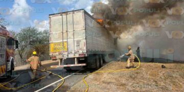Incendio de tráiler moviliza a bomberos en Altamira, Tamaulipas