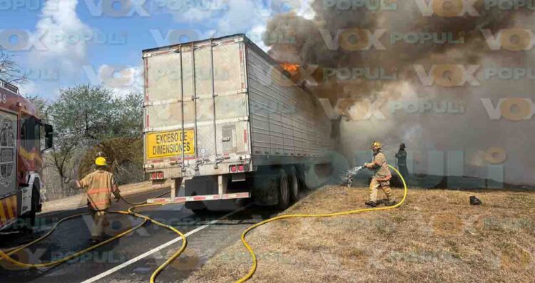 Incendio de tráiler moviliza a bomberos en Altamira, Tamaulipas