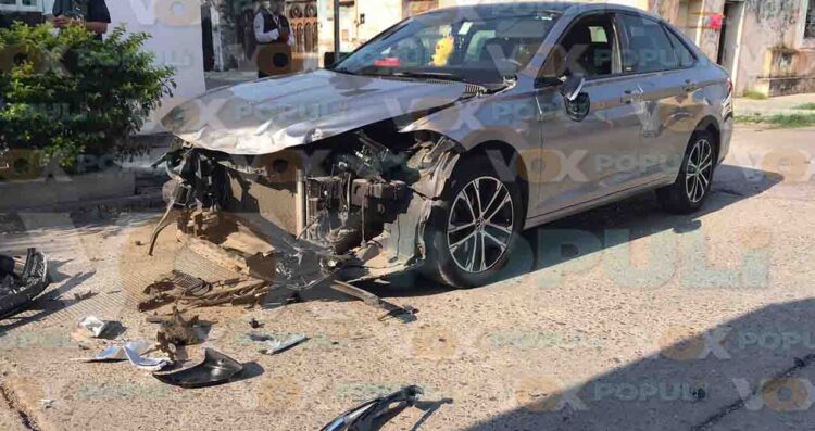 Joven conductora omite alto y provoca choque contra microbús en Ciudad Victoria, Tamaulipas