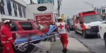Joven mujer sufre accidente al limpiar máquina en tortillería de Monterrey, NL