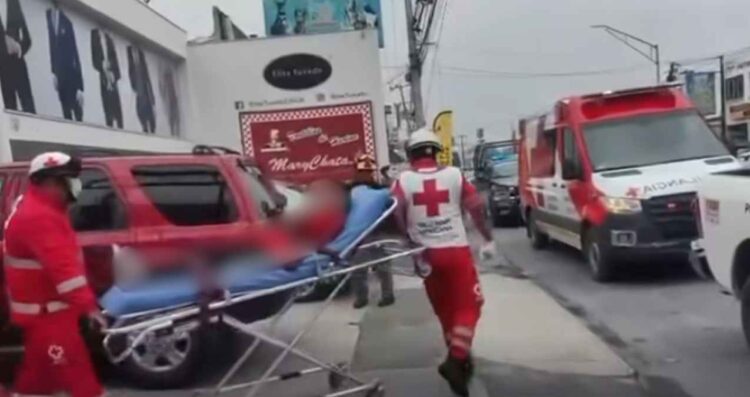 Joven mujer sufre accidente al limpiar máquina en tortillería de Monterrey, NL