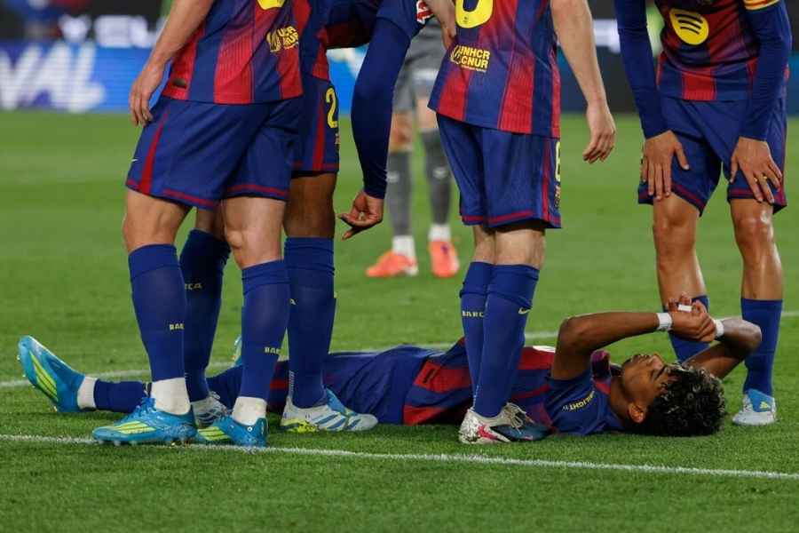 Lamine Yamal dice adiós a la temporada con el Barcelona por una fuerte lesión