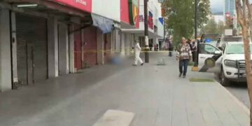 Localizan muerto a masculino en la avenida Juárez en el Centro de Monterrey, NL