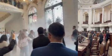 Manifestantes irrumpen en el Congreso de la Ciudad de México y suspenden sesión