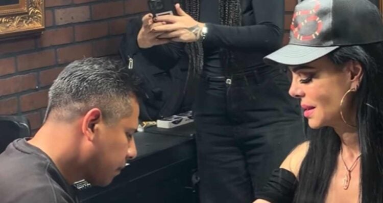 Maribel Guardia se tatúa un ojo de su hijo Julián Figueroa