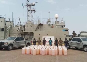 Marina asegura embarcación con 103 contenedores de hidrocarburo en costas de Michoacán