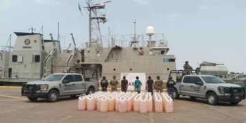 Marina asegura embarcación con 103 contenedores de hidrocarburo en costas de Michoacán