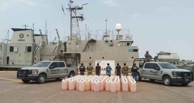 Marina asegura embarcación con 103 contenedores de hidrocarburo en costas de Michoacán