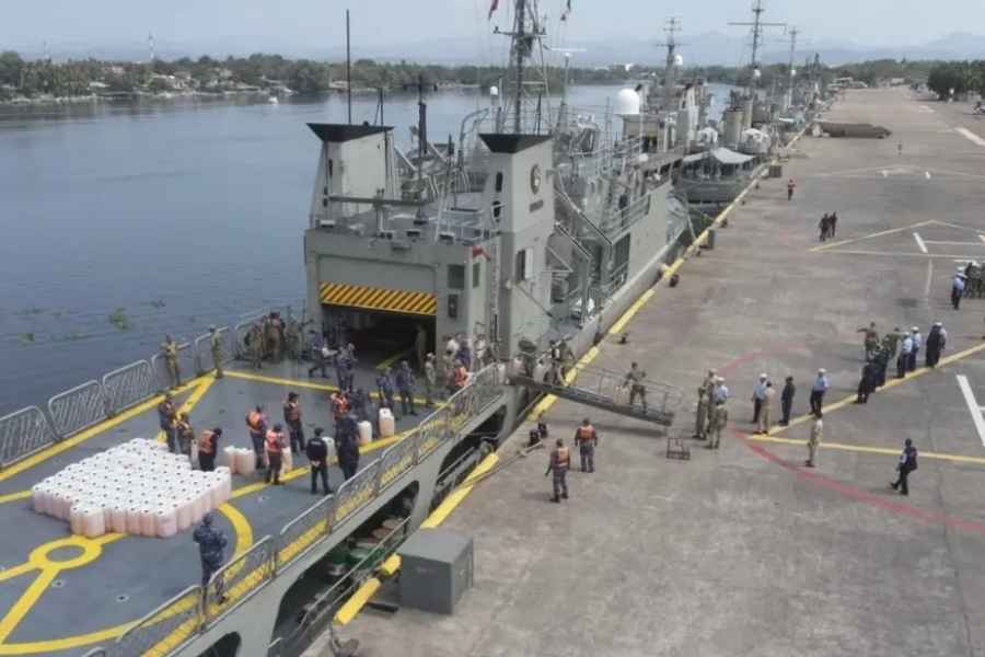 Marina asegura embarcación con 103 contenedores de hidrocarburo en costas de Michoacán