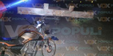 Motociclista queda herido tras impactarse contra la plataforma de un tráiler en Altamira, Tamaulipas