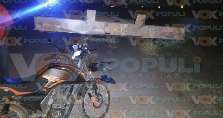 Motociclista queda herido tras impactarse contra la plataforma de un tráiler en Altamira, Tamaulipas