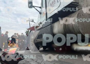 Motociclista repartidor muere arrollado por tráiler en Altamira, Tamaulipas; acompañante queda herida