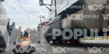 Motociclista repartidor muere arrollado por tráiler en Altamira, Tamaulipas; acompañante queda herida