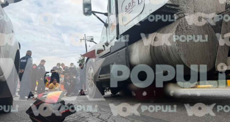 Motociclista repartidor muere arrollado por tráiler en Altamira, Tamaulipas; acompañante queda herida