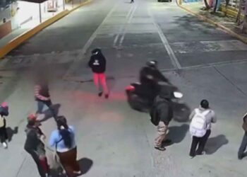 Motociclistas armados asaltan a siete personas en Ecatepec, Estado de México; video