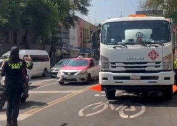 Muere hombre dentro de una pipa de gas en pleno Eje Central en la Ciudad de México