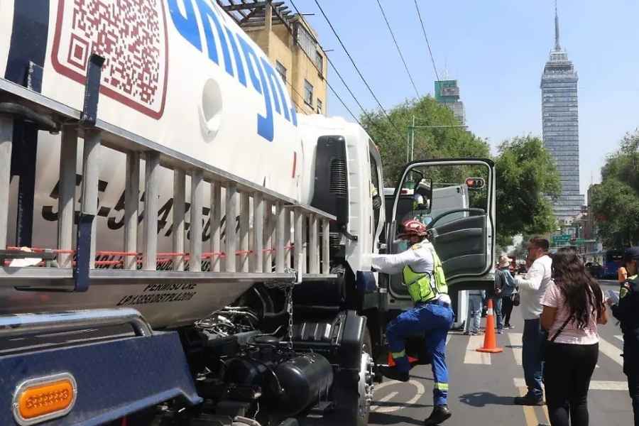 Muere hombre dentro de una pipa de gas en pleno Eje Central en la Ciudad de México