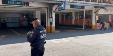 Muere mujer tras caer de un primer piso en estacionamiento de la Ciudad de México