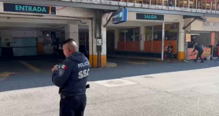 Muere mujer tras caer de un primer piso en estacionamiento de la Ciudad de México