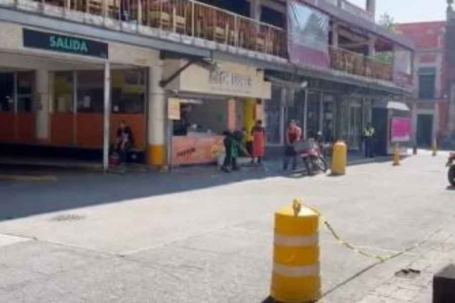 Muere mujer tras caer de un primer piso en un estacionamiento de la Ciudad de México