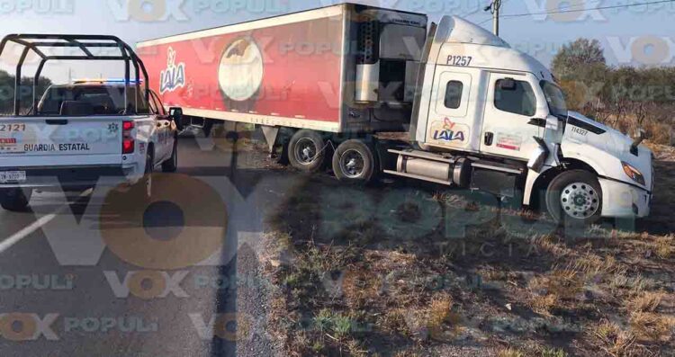 Neblina provoca fuerte accidente entre traileres y vehículo en Güémez, Tamaulipas 