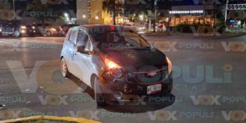 No le gana al semáforo y provoca choque en transitado cruce de Ciudad Victoria, Tamaulipas