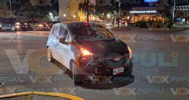 No le gana al semáforo y provoca choque en transitado cruce de Ciudad Victoria, Tamaulipas