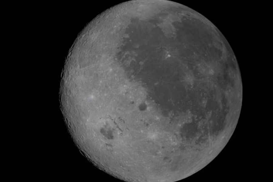 Nombran cráter lunar en honor a la esposa fallecida del comandante de Artemis II