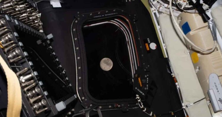 Nombran cráter lunar en honor a la esposa fallecida del comandante de Artemis II