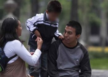 Nueva generación de jóvenes en México tarda más en independizarse y formar una familia, según encuesta del Inegi