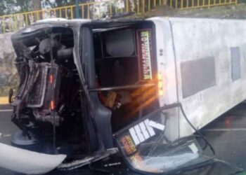 Pavimento mojado provoca volcadura de autobús en Xalapa, Veracruz