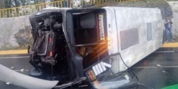 Pavimento mojado provoca volcadura de autobús en Xalapa, Veracruz