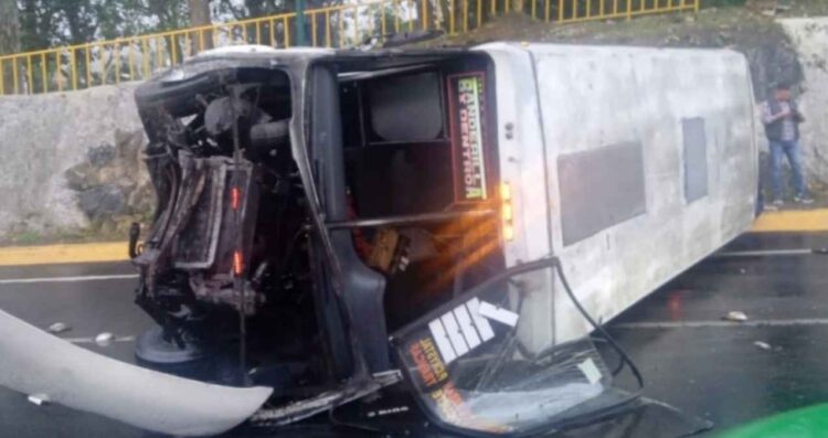 Pavimento mojado provoca volcadura de autobús en Xalapa, Veracruz