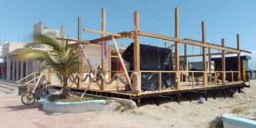 Clausuran restaurante por irregularidades en la playa Miramar de Ciudad Madero, Tamaulipas