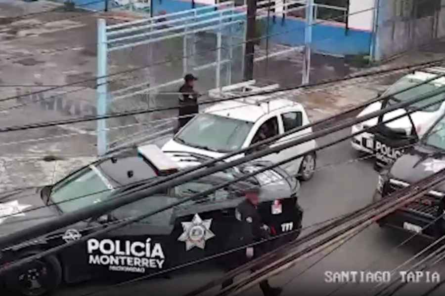 Policía de Monterrey arresta a hombre por circular en vehículo robado