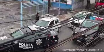 Policía de Monterrey arresta a hombre por circular en vehículo robado