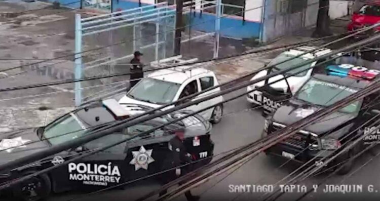 Policía de Monterrey arresta a hombre por circular en vehículo robado