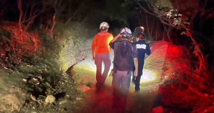 Protección Civil rescata a padre y su hijo perdidos en el Cerro de la Silla en Guadalupe, Nuevo León