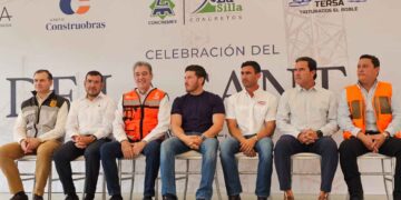 Reconocen y celebran en Nuevo León a trabajadores durante el 'Día de la Santa Cruz'