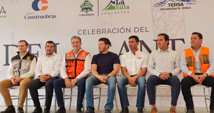 Reconocen y celebran en Nuevo León a trabajadores durante el 'Día de la Santa Cruz'