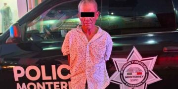 Sorprenden a hombre robando batería de vehículo en la colonia Mitras Norte en Monterrey, NL
