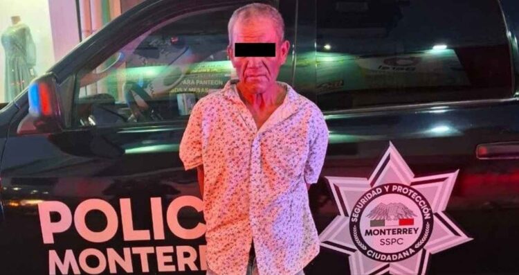 Sorprenden a hombre robando batería de vehículo en la colonia Mitras Norte en Monterrey, NL