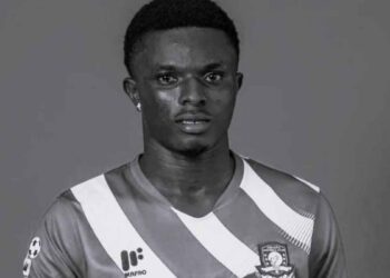 Tragedia en Ghana joven futbolista pierde la vida en un asalto al autobús de su club