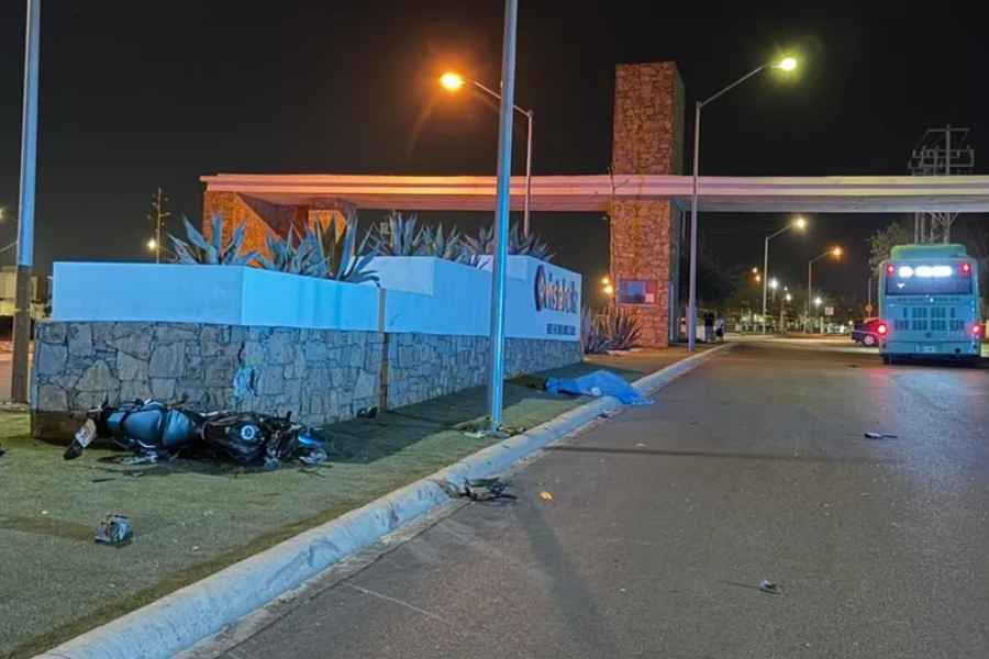 Trágico accidente cobra la vida de un joven motociclista frente a la colonia Vista Bella en García, NL