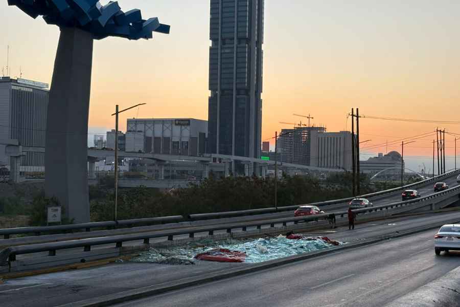 Tráiler cargado con vidrio templado vuelca en avenida de Monterrey, NL