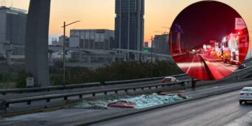 Tráiler cargado con vidrio templado vuelca en avenida de Monterrey, NL