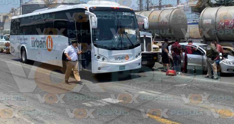 Tráiler provoca choque múltiple en Avenida de la Industria, en Altamira, Tamaulipas